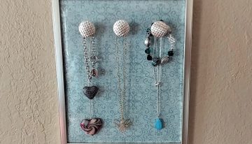 Jewelry Hanging Organizer – DIY Dollar Tree Crafts